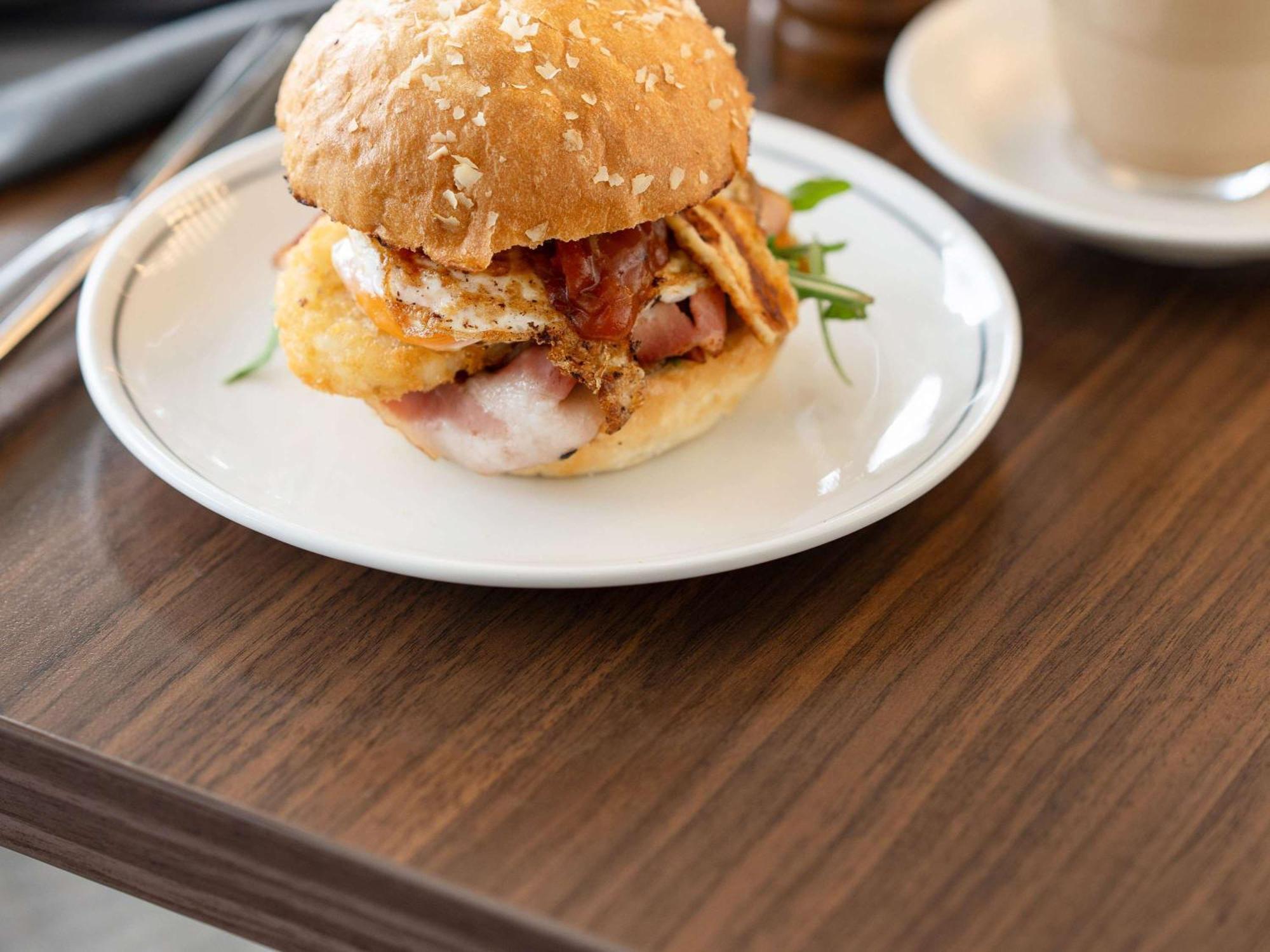 Mercure Melbourne Hotel 4*